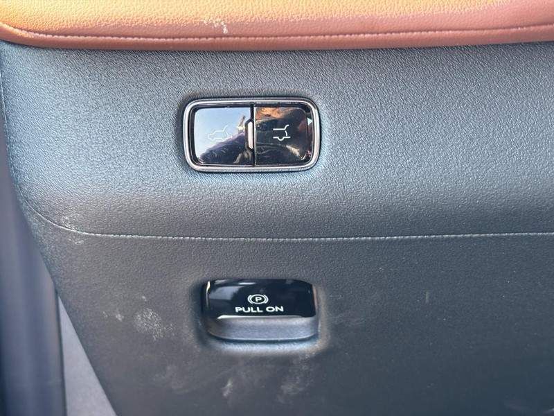 Lincoln Navigator L Vehicle Full-screen Gallery Image 19