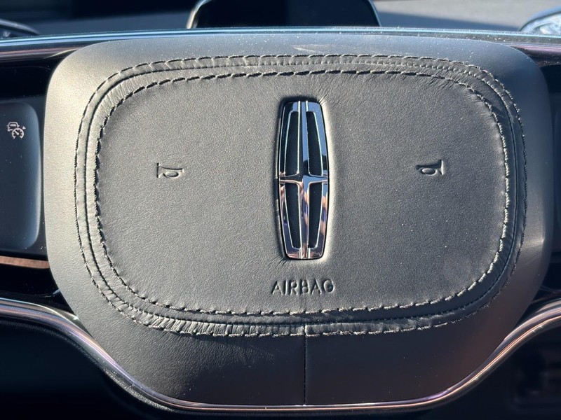 Lincoln Navigator L Vehicle Full-screen Gallery Image 21