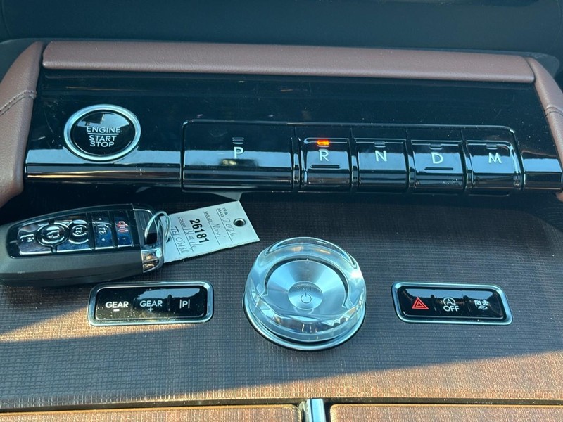 Lincoln Navigator L Vehicle Full-screen Gallery Image 26