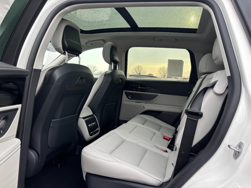 Lincoln Nautilus Vehicle Full-screen Gallery Image 11