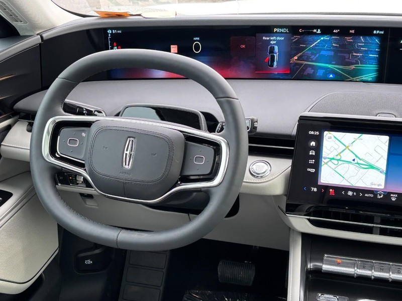 Lincoln Nautilus Vehicle Full-screen Gallery Image 13