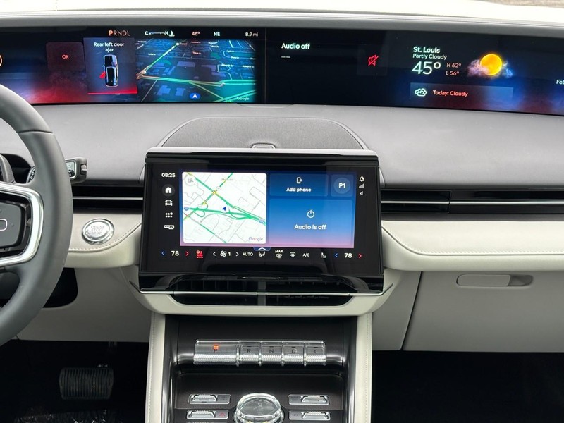 Lincoln Nautilus Vehicle Full-screen Gallery Image 14