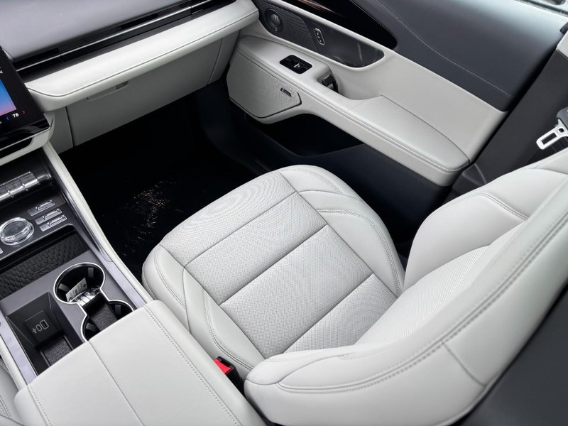 Lincoln Nautilus Vehicle Full-screen Gallery Image 15