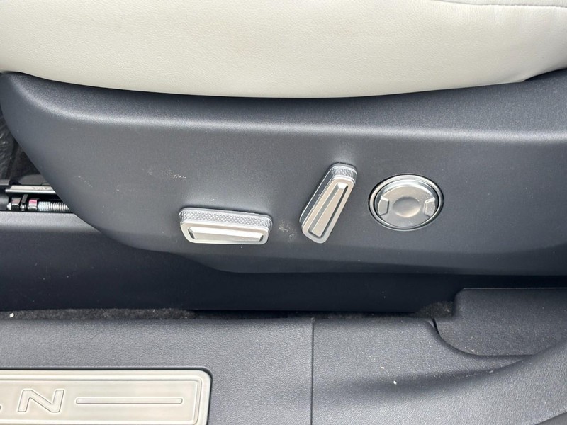 Lincoln Nautilus Vehicle Full-screen Gallery Image 16