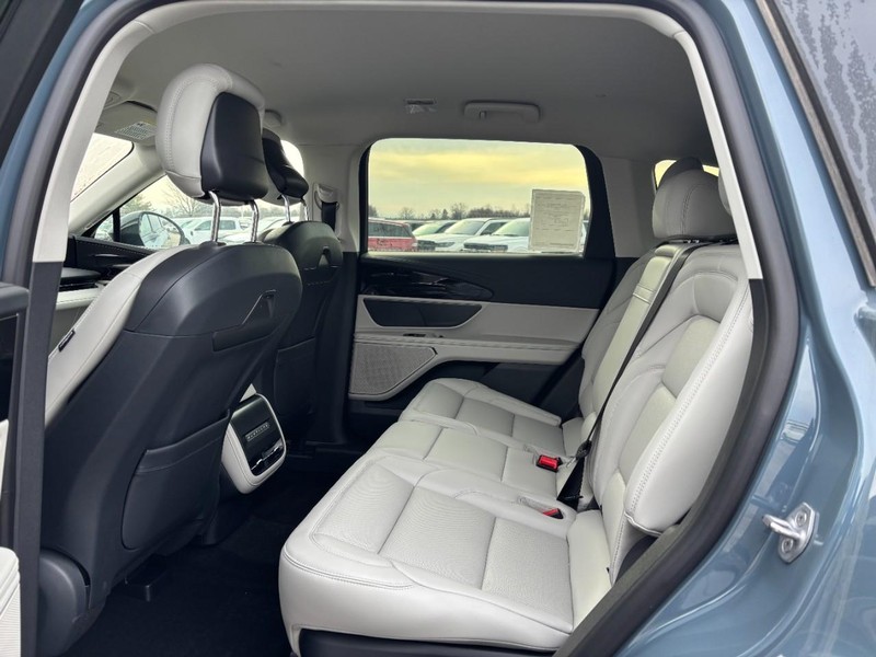 Lincoln Nautilus Vehicle Full-screen Gallery Image 11