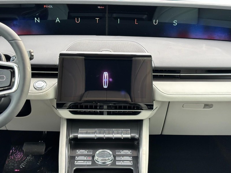 Lincoln Nautilus Vehicle Full-screen Gallery Image 14