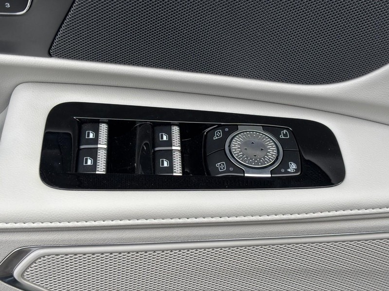 Lincoln Nautilus Vehicle Full-screen Gallery Image 17