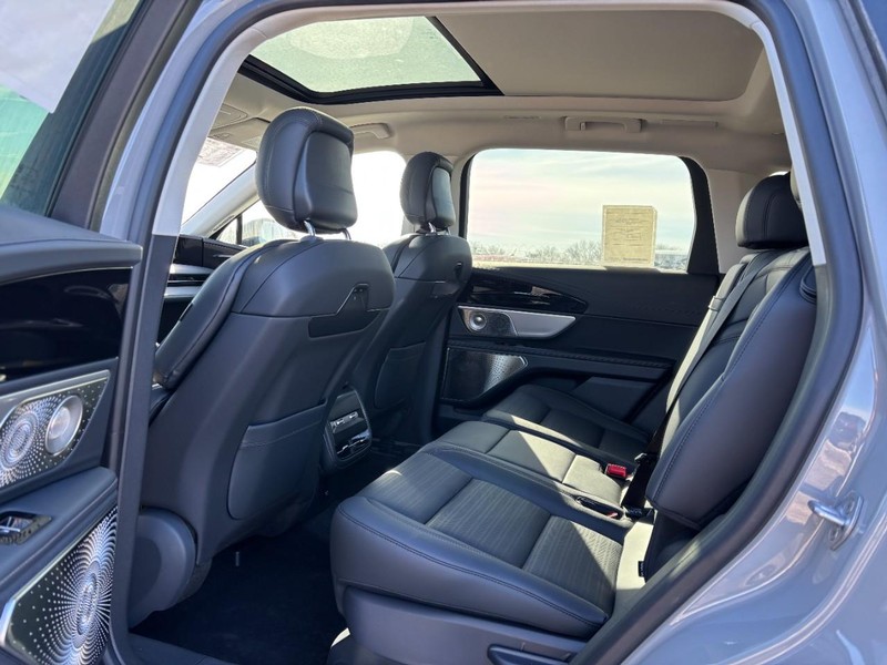 Lincoln Nautilus Vehicle Full-screen Gallery Image 11