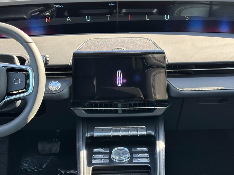 Lincoln Nautilus Vehicle Full-screen Gallery Image 14