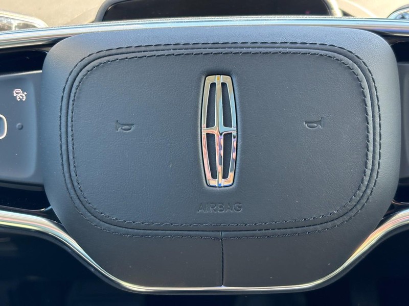 Lincoln Nautilus Vehicle Full-screen Gallery Image 20