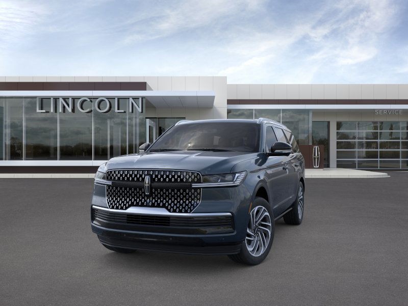 Lincoln Navigator Vehicle Full-screen Gallery Image 02