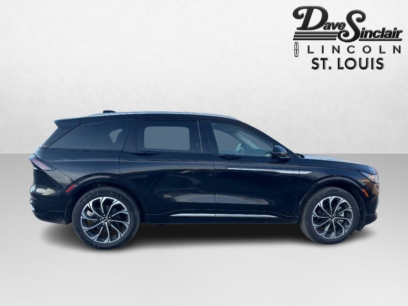 Lincoln Nautilus Vehicle Full-screen Gallery Image 02