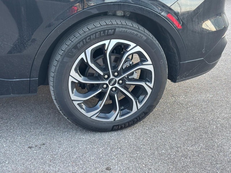 Lincoln Nautilus Vehicle Full-screen Gallery Image 10