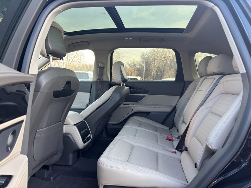 Lincoln Nautilus Vehicle Full-screen Gallery Image 11