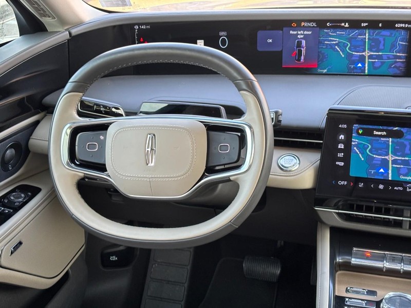 Lincoln Nautilus Vehicle Full-screen Gallery Image 13