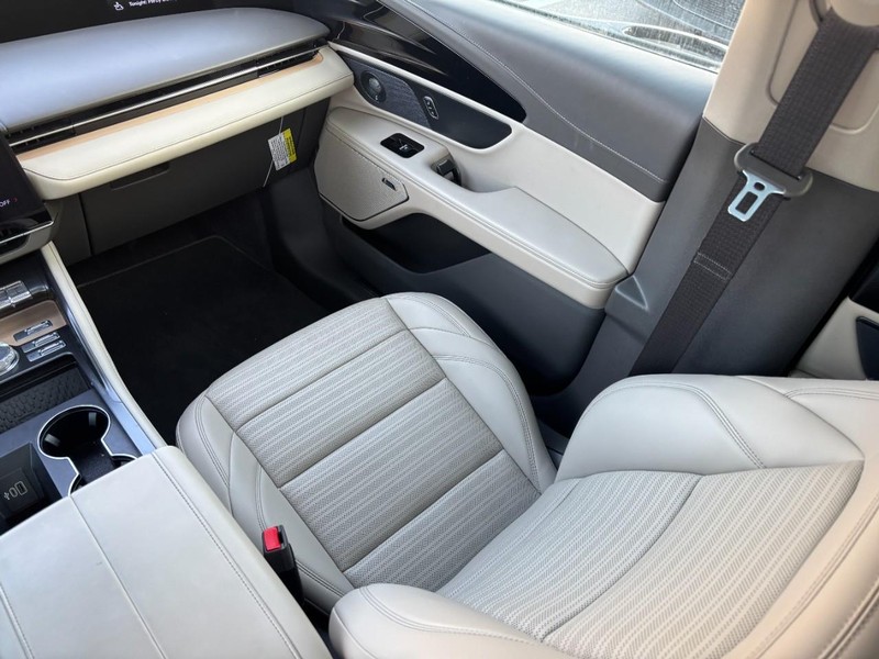 Lincoln Nautilus Vehicle Full-screen Gallery Image 15