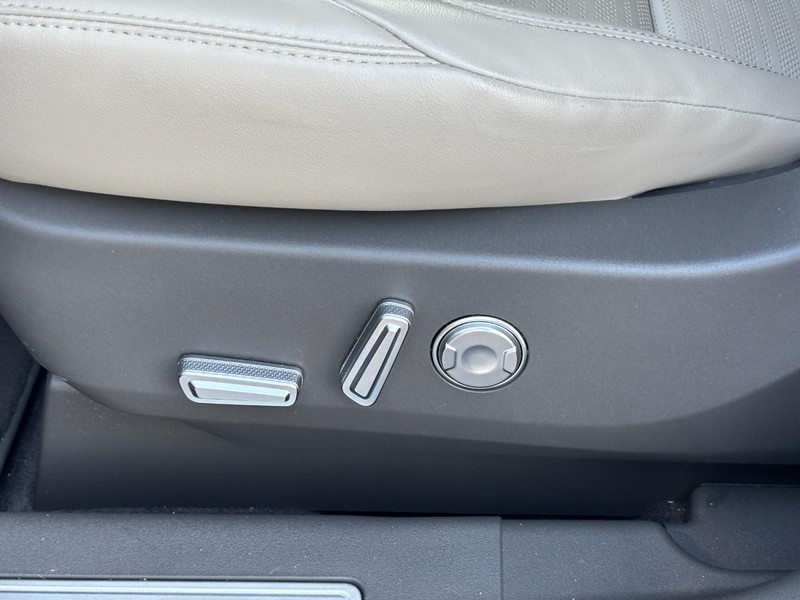 Lincoln Nautilus Vehicle Full-screen Gallery Image 16