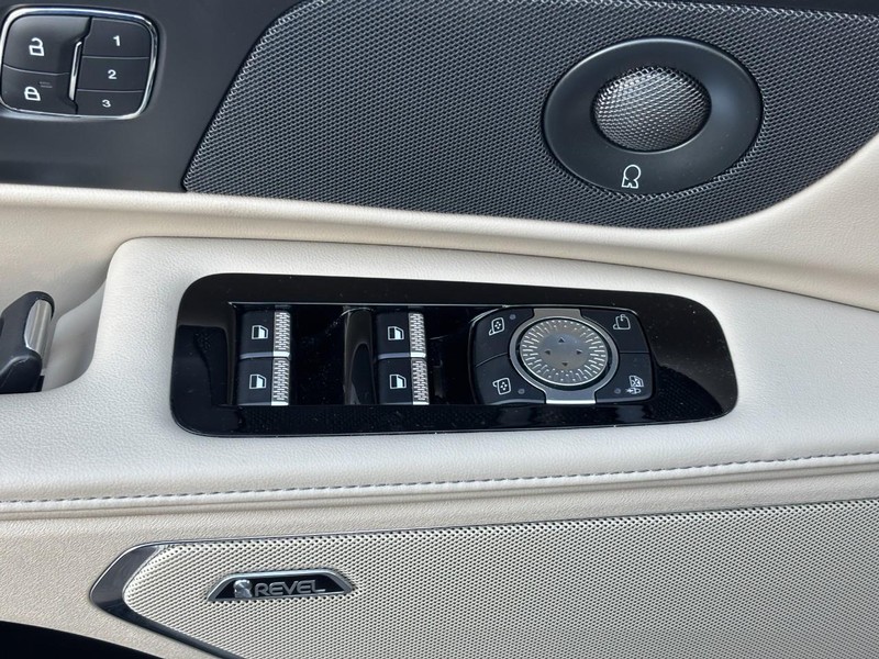 Lincoln Nautilus Vehicle Full-screen Gallery Image 17