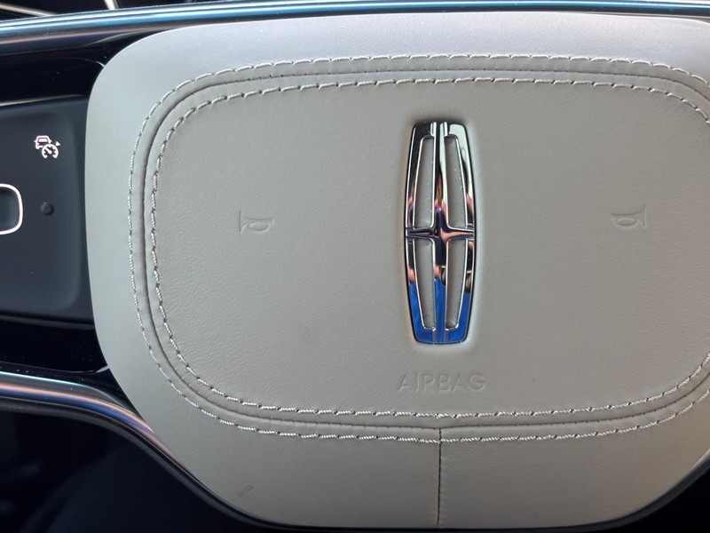 Lincoln Nautilus Vehicle Full-screen Gallery Image 20