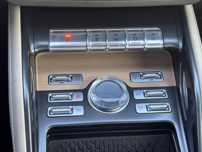 Lincoln Nautilus Vehicle Full-screen Gallery Image 26