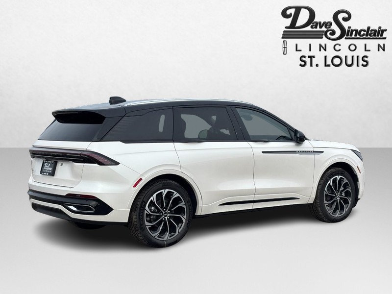 Lincoln Nautilus Vehicle Full-screen Gallery Image 04