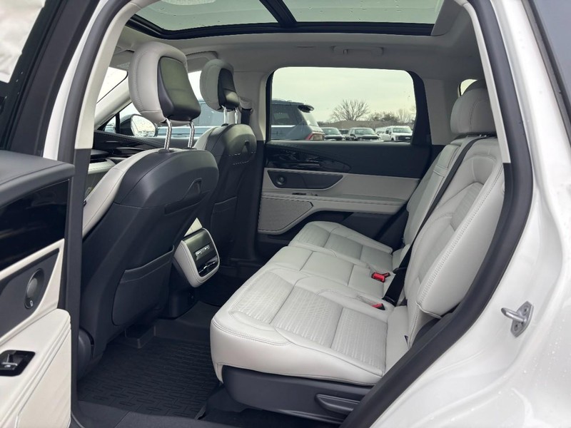 Lincoln Nautilus Vehicle Full-screen Gallery Image 11