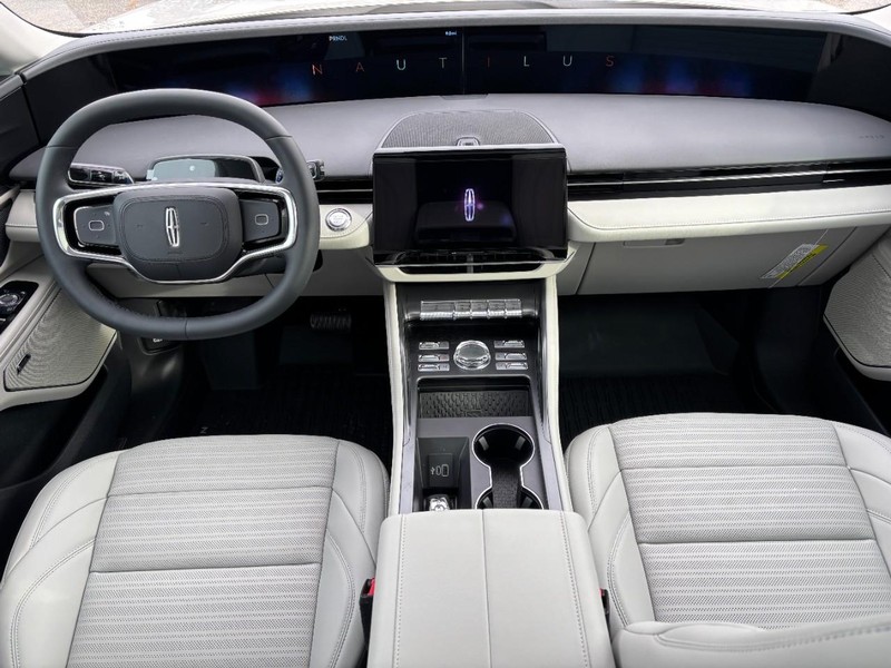 Lincoln Nautilus Vehicle Full-screen Gallery Image 12