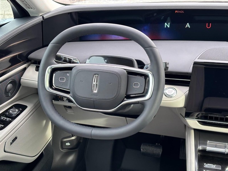 Lincoln Nautilus Vehicle Full-screen Gallery Image 13