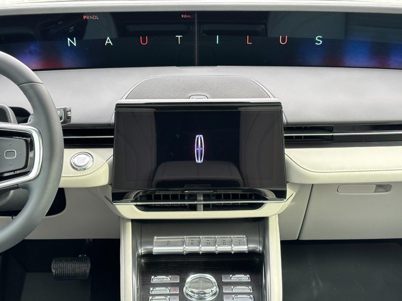 Lincoln Nautilus Vehicle Full-screen Gallery Image 14
