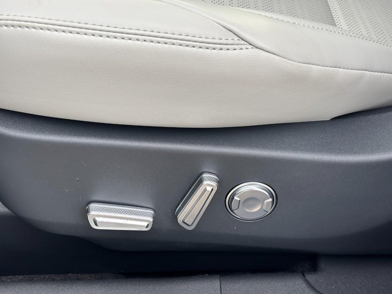 Lincoln Nautilus Vehicle Full-screen Gallery Image 16