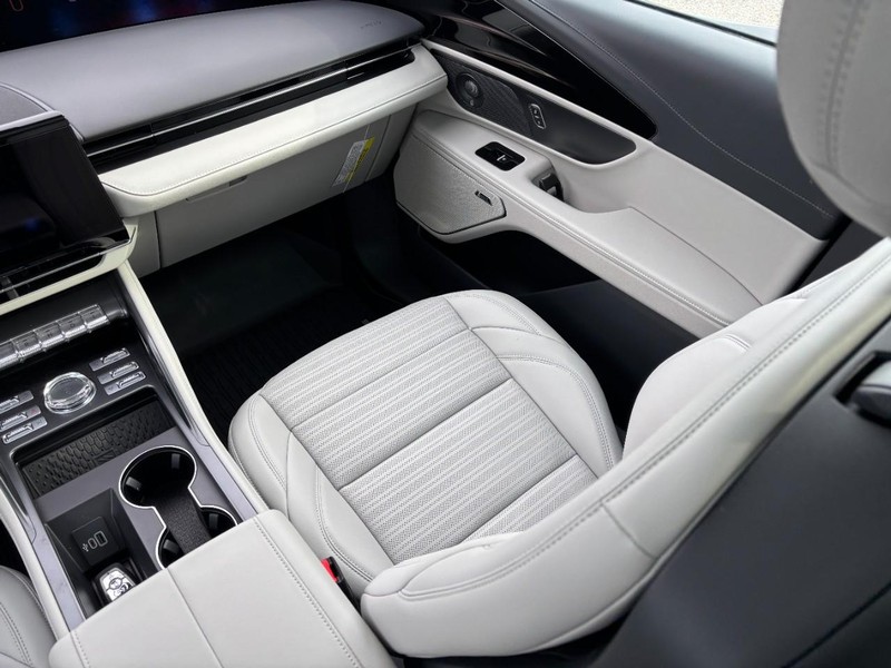 Lincoln Nautilus Vehicle Full-screen Gallery Image 22