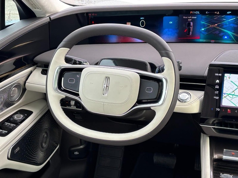 Lincoln Nautilus Vehicle Full-screen Gallery Image 13