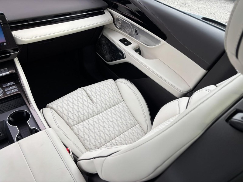 Lincoln Nautilus Vehicle Full-screen Gallery Image 15