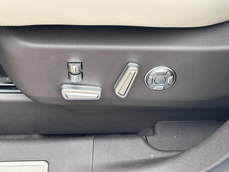 Lincoln Nautilus Vehicle Full-screen Gallery Image 16