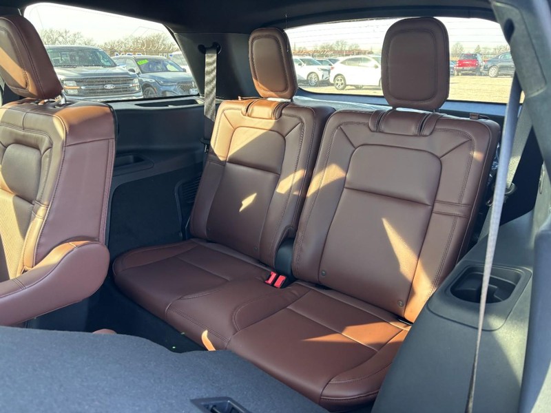 Lincoln Aviator Vehicle Full-screen Gallery Image 11