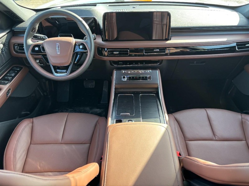 Lincoln Aviator Vehicle Full-screen Gallery Image 13