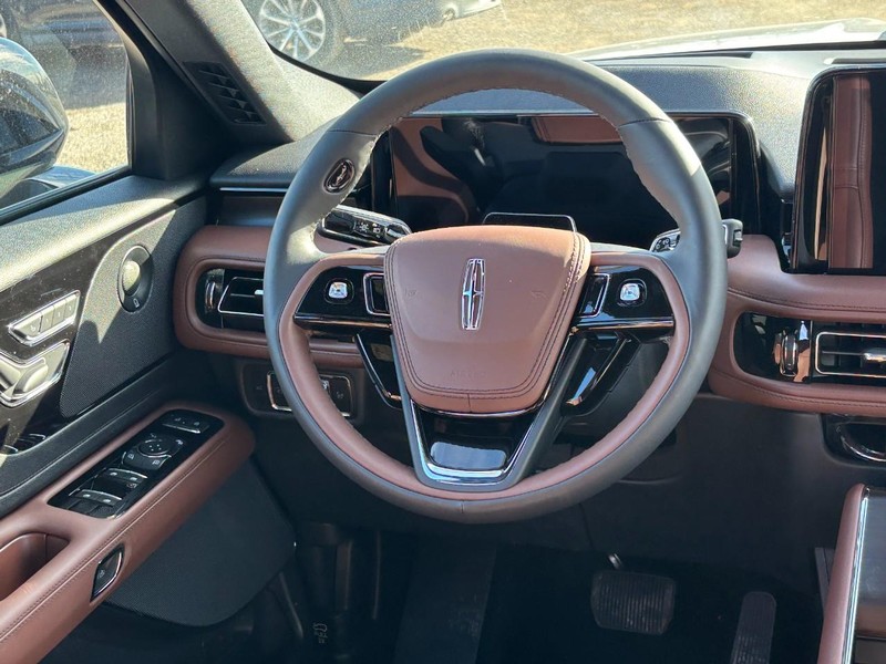 Lincoln Aviator Vehicle Full-screen Gallery Image 14