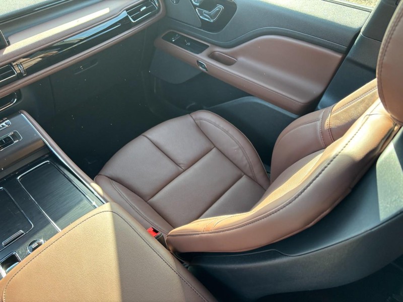 Lincoln Aviator Vehicle Full-screen Gallery Image 16