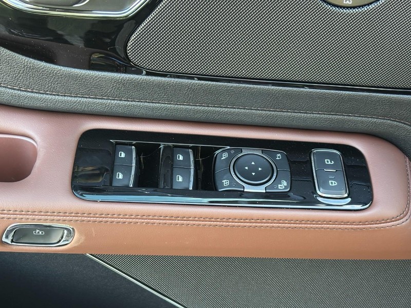 Lincoln Aviator Vehicle Full-screen Gallery Image 18