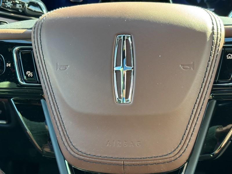 Lincoln Aviator Vehicle Full-screen Gallery Image 21