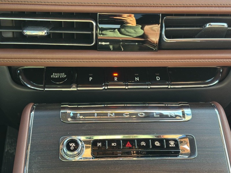 Lincoln Aviator Vehicle Full-screen Gallery Image 26