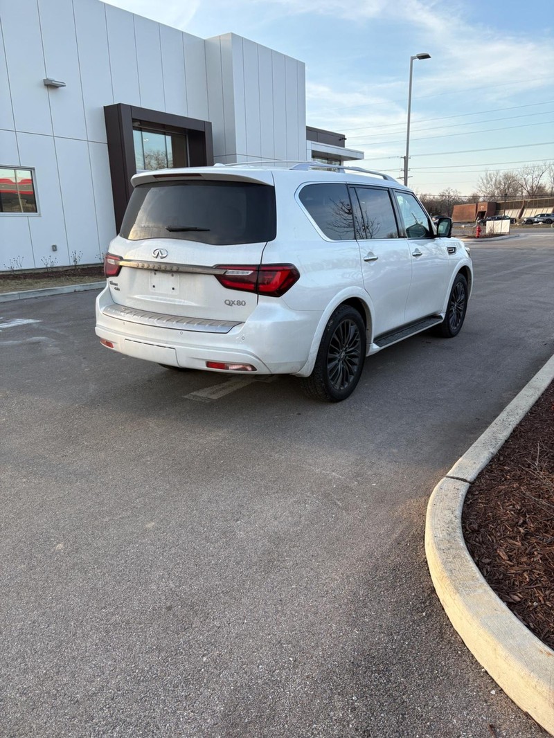 INFINITI QX80 Vehicle Full-screen Gallery Image 03