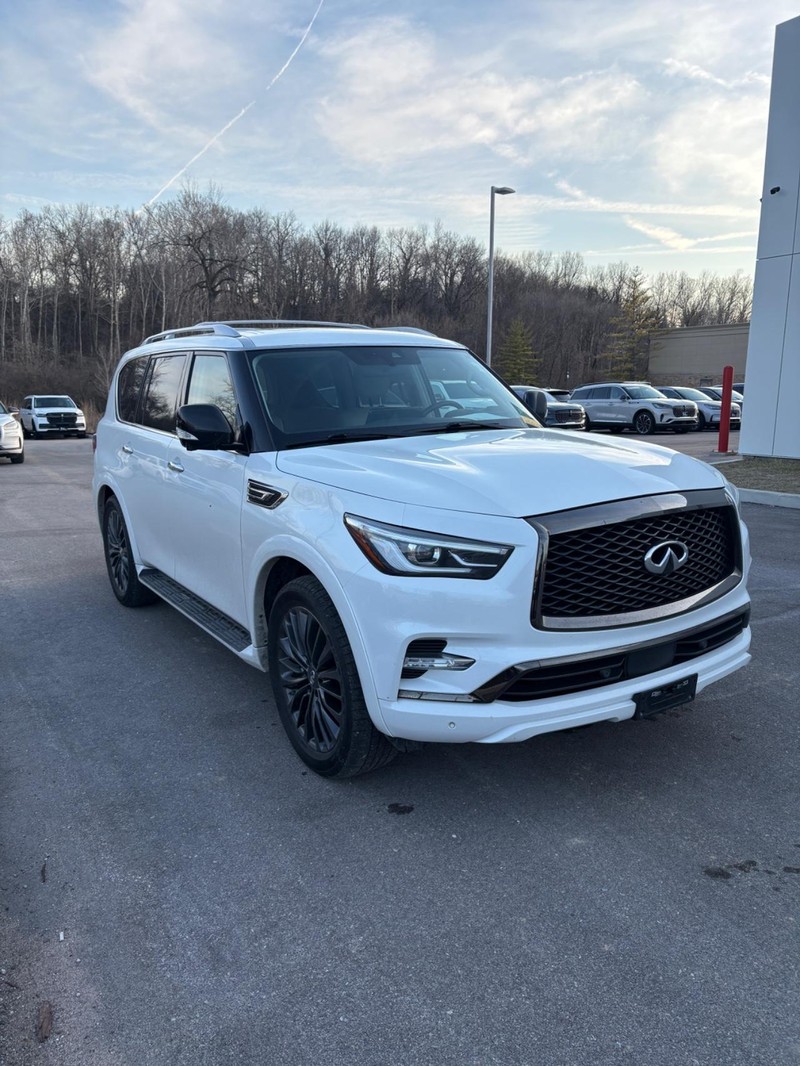 INFINITI QX80 Vehicle Full-screen Gallery Image 04