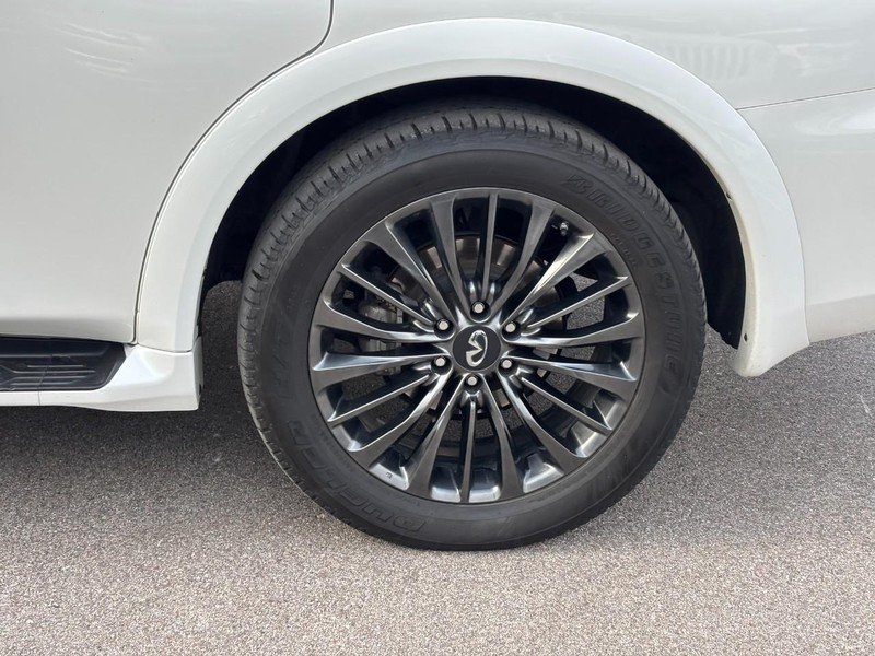 INFINITI QX80 Vehicle Full-screen Gallery Image 10