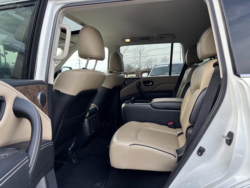 INFINITI QX80 Vehicle Full-screen Gallery Image 12