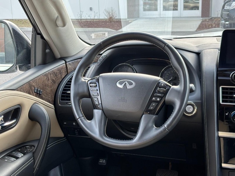 INFINITI QX80 Vehicle Full-screen Gallery Image 14