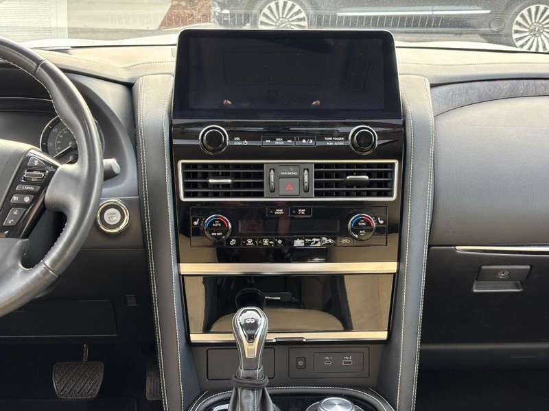 INFINITI QX80 Vehicle Full-screen Gallery Image 15