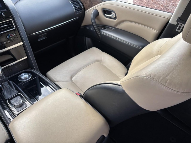 INFINITI QX80 Vehicle Full-screen Gallery Image 16