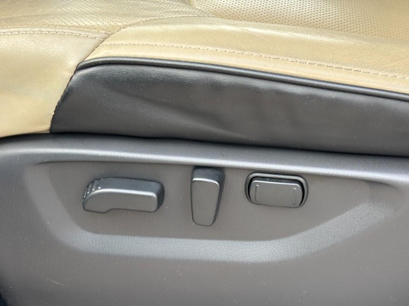 INFINITI QX80 Vehicle Full-screen Gallery Image 17