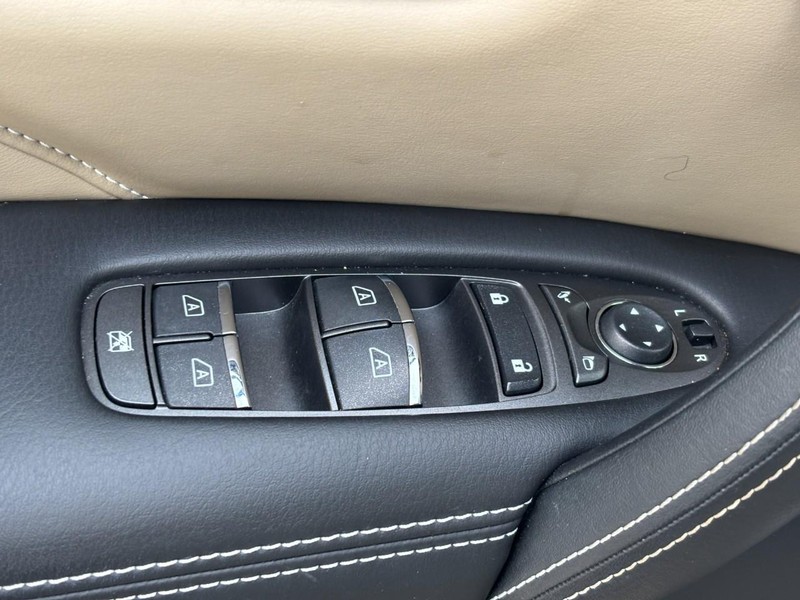 INFINITI QX80 Vehicle Full-screen Gallery Image 18